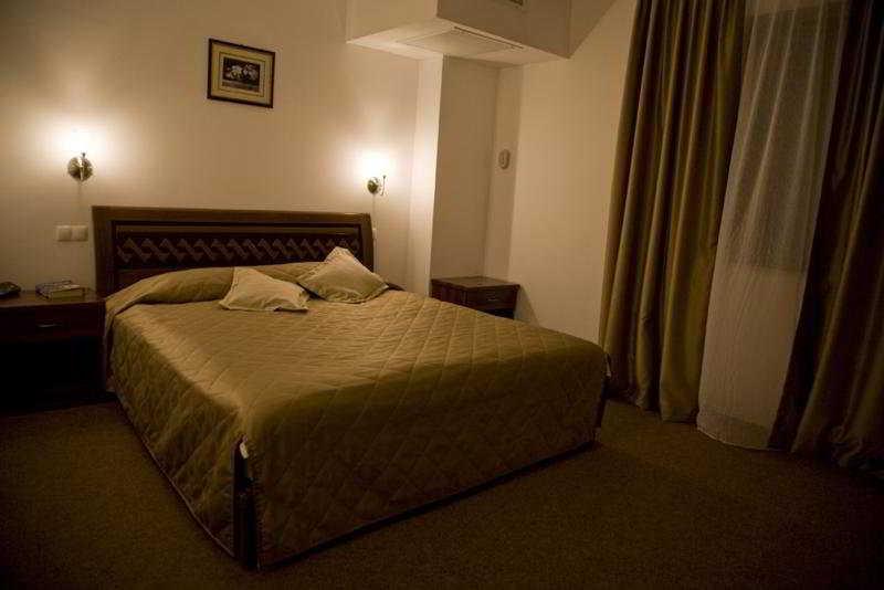 Denisa Hotel Отопень Екстер'єр фото